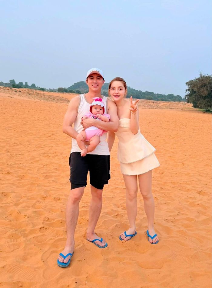 Saka Trương Tuyền chia sẻ hình ảnh cùng bạn trai là ca sĩ Hồ Việt Trung và con trong chuyến du lịch đáng nhớ. Bé Kem - con gái của cặp đôi ca sĩ chào đời vào hồi tháng 5/2026, thời gian gần đây bé thường xuyên được bố mẹ đưa đi du lịch.