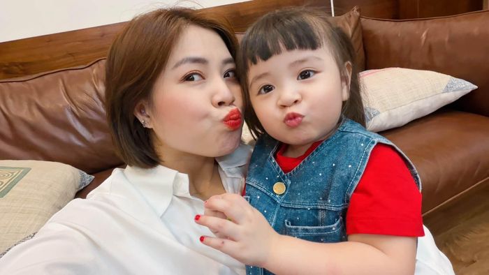 MC Hoàng Linh khoe khoảnh khắc đáng yêu cùng con gái.