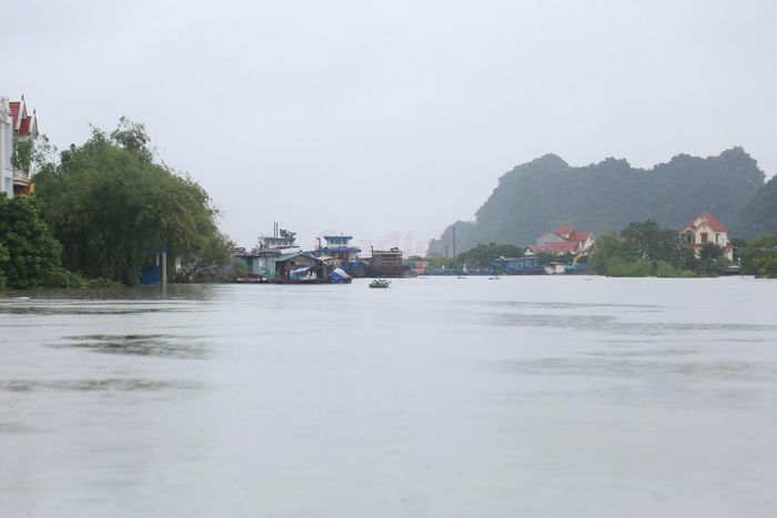 Theo Bản tin lũ khẩn cấp số 21, lúc 7h ngày 17/9, mực nước sông Hoàng Long tại trạm Bến Đế đạt 4,4m, vượt báo động 3 là 0,4m; tại Gián Khẩu đạt 3,65m, chỉ còn cách báo động 3 là 0,05m.