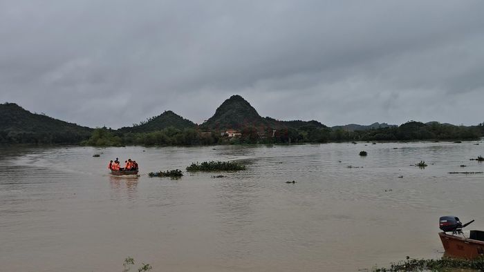 Tại xóm Đồng Tiến, thuộc thôn Xuân Lai, xã Đại Hoàng, hơn 80 hộ dân ven sông Hoàng Long cũng đang chịu ảnh hưởng bởi nước lũ dâng cao. Theo lãnh đạo xã Đại Hoàng, khu vực Đồng Tiến có 85 hộ. Đến nay, 20 hộ đã được di dời, 65 hộ còn lại vẫn ở trong xóm. Chính quyền địa phương tiếp tục theo dõi mực nước để chủ động phương án sơ tán khi cần thiết.