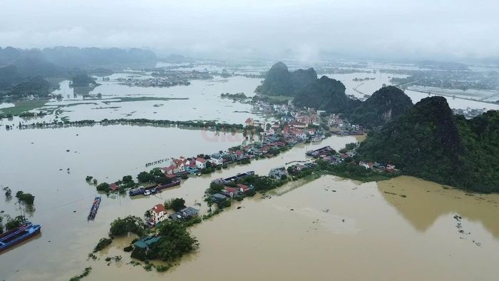 Các cầu phao phục vụ việc đi lại vào thôn Kênh Gà tạm dừng hoạt động khi mực nước sông Hoàng Long tiếp tục dâng, tiềm ẩn nguy hiểm cho người dân.