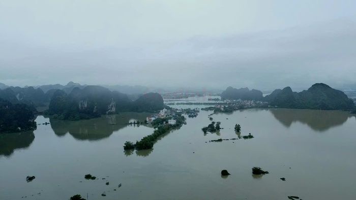 Cơ quan khí tượng cảnh báo nguy cơ ngập lụt diện rộng tại các vùng trũng thấp, khu dân cư ven sông và nâng cấp độ rủi ro thiên tai do lũ lên cấp 3.