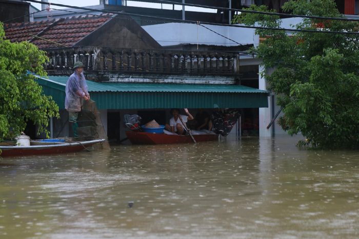 Nước lũ dâng cao khiến nhiều tuyến đường trong thôn Kênh Gà bị chia cắt. Phương tiện chủ yếu để người dân di chuyển lúc này là thuyền.