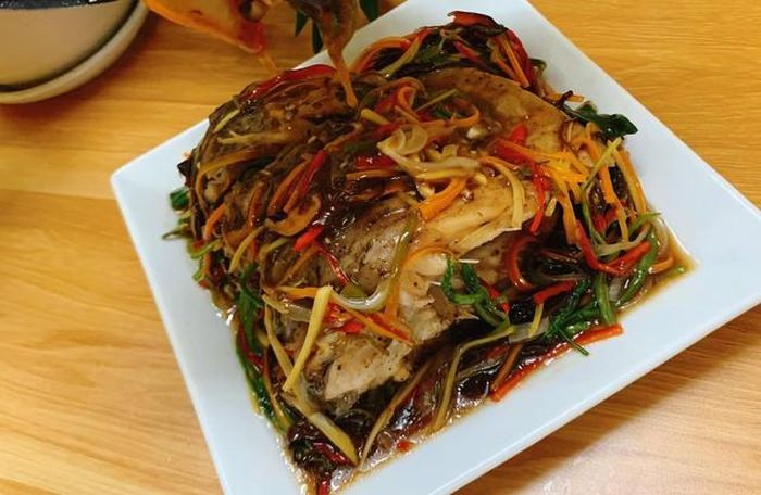 Thành phẩm món cá hấp xì dầu bắt mắt. Ảnh: Vũ Huệ