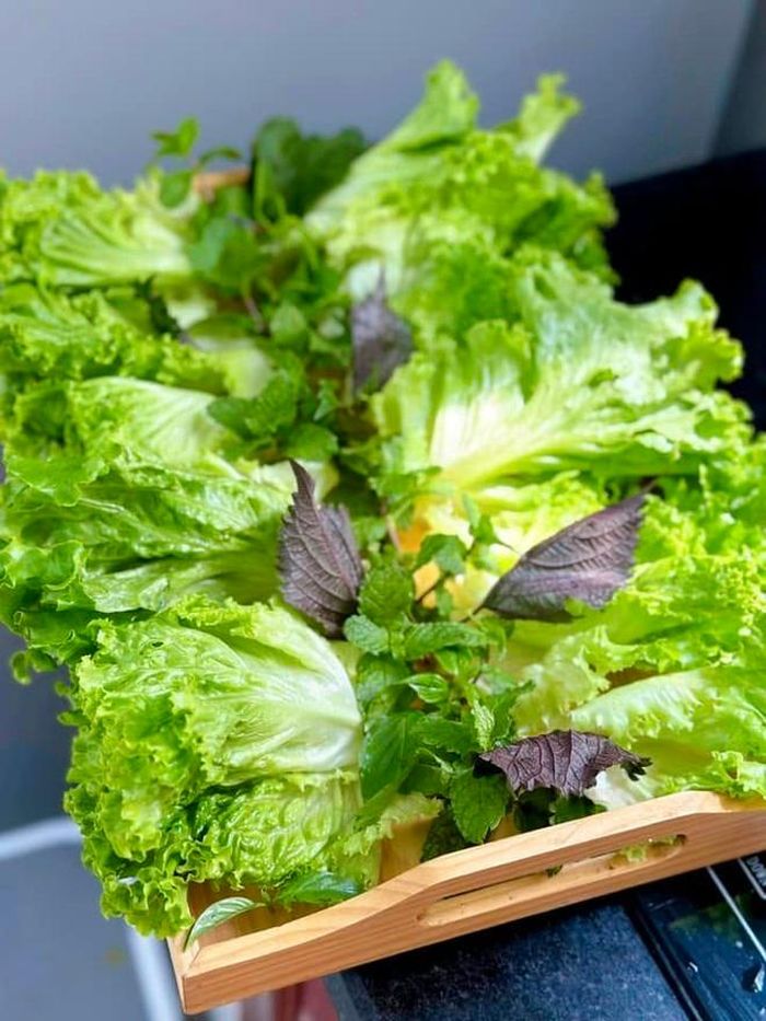 Nguyên liệu chuẩn bị cho món bê hấp tía tô. Ảnh: Phương Thùy