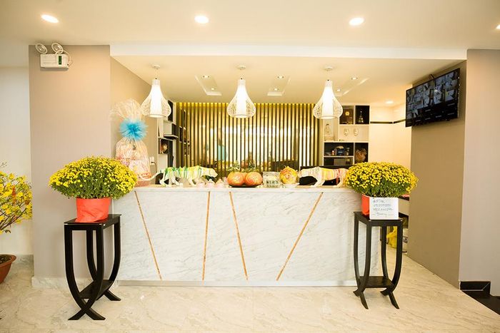 Căn nhà hiện đại với khu bếp riêng biệt, rộng rãi và chứa nhiều đồ nấu bếp thông minh.