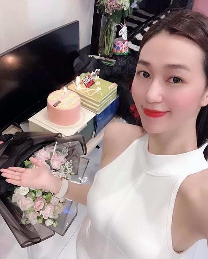 Căn hộ nằm tại khu Phú Mỹ Hưng, Quận 7, TP.HCM. Hình ảnh một góc phòng khách đầy đủ tiện nghi sang trọng của nữ diễn viên.