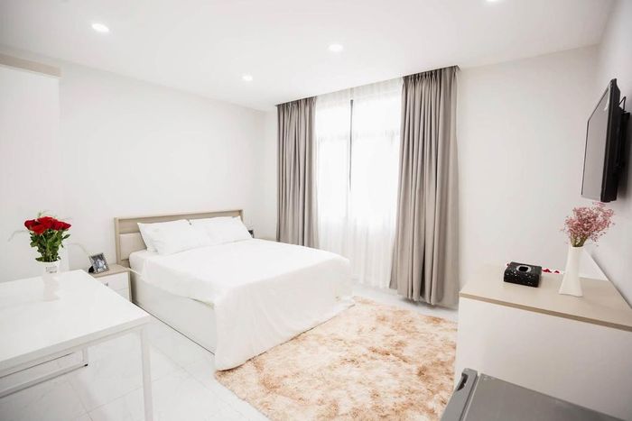 Ngoài tòa nhà này, Khánh My còn có căn penthouse 300 m2 ở khu Phú Mỹ Hưng cùng một số bất động sản khác. Cô cho biết sinh ra trong gia đình có truyền thống kinh doanh nên sớm biết tính toán, làm ăn và tích lũy dần tài sản. Những năm qua, tiền cho thuê nhà và các giao dịch nhà đất giúp cô sống sung túc dù ít hoạt động trong làng giải trí. Với cô, nghệ thuật là đam mê chứ không phải nguồn thu chính.