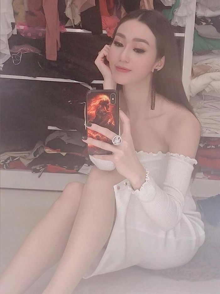 Cô sở hữu nhiều món phụ kiện đắt tiền như trang sức gắn kim cương....