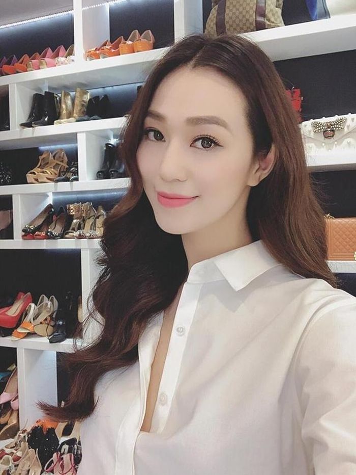 Giày dép cũng là món phụ kiện được mỹ nhân sinh năm 1991 chăm chút đầu tư.