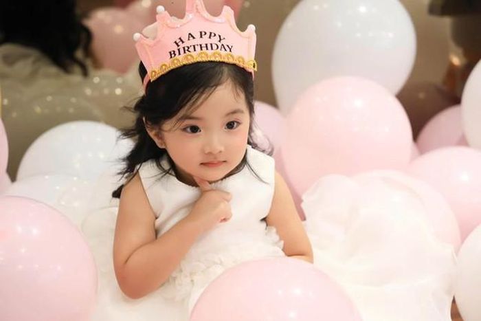 Những hình ảnh về Lisa thường xuyên xuất hiện trên trang cá nhân của bố mẹ, từ những khoảnh khắc vui chơi, đi du lịch đến các hoạt động thường ngày.
