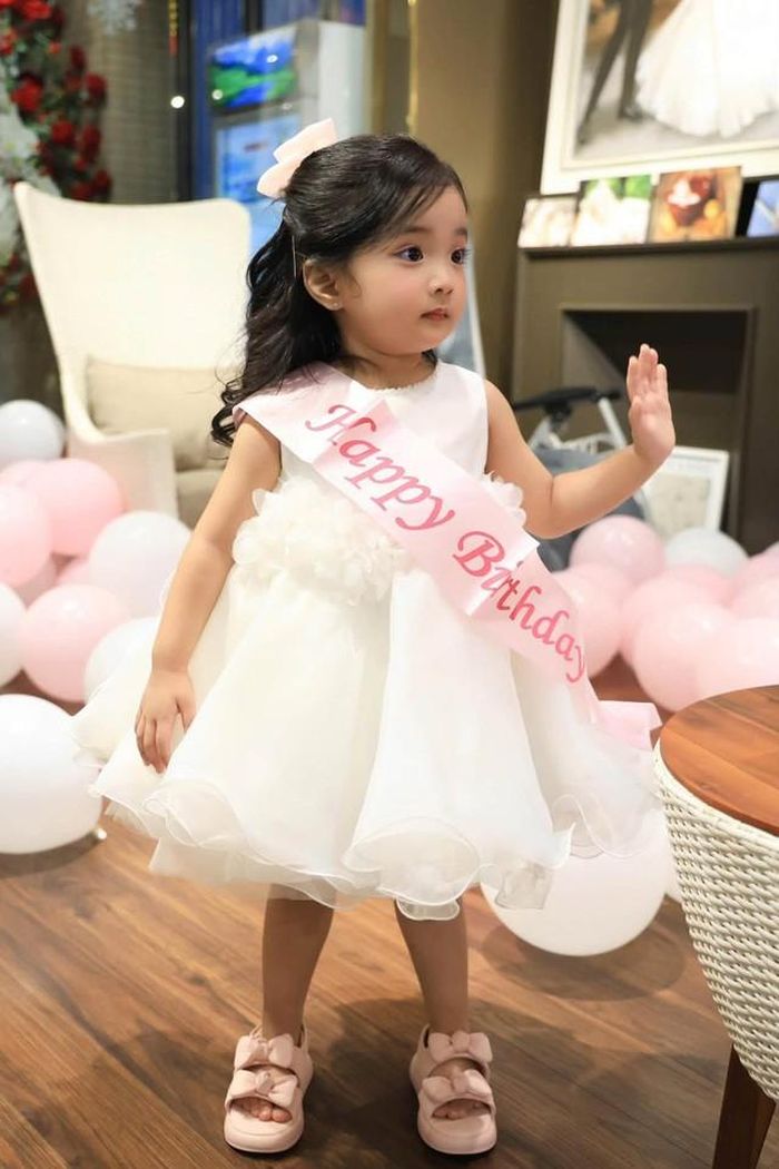 Khánh Thi và Phan Hiển không đặt nặng việc con phải nối nghiệp bố mẹ. Thay vào đó, những hoạt động như múa, nhảy hay vui chơi được xem như cách để các con rèn luyện sự tự tin, khả năng vận động và thỏa sức khám phá.