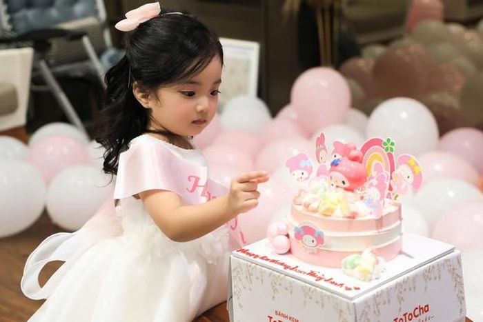 Ở tuổi lên 3, Lisa đã có nhiều thay đổi so với những năm đầu đời. Cô bé trở nên lanh lợi, chủ động hơn khi xuất hiện trước ống kính. Những biểu cảm tự nhiên, lúc tinh nghịch, lúc e ấp của Lisa khiến mỗi khoảnh khắc gia đình được chia sẻ đều nhận được sự chú ý.