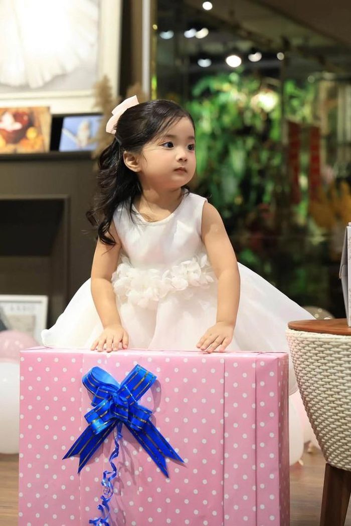 Trong mắt Khánh Thi, Lisa vẫn luôn là cô con gái nhỏ cần được bố mẹ yêu thương và chăm sóc. Khi chia sẻ những hình ảnh của con, nữ kiện tướng dancesport thường dành cho bé những lời trìu mến, gần gũi.