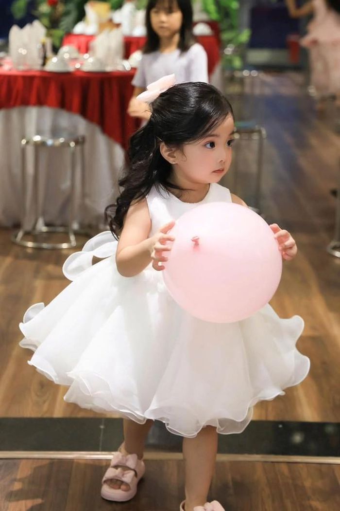 Lisa cũng sớm làm quen với môi trường nghệ thuật. Cô bé từng tham gia lớp thử ballet và có những khoảnh khắc tập luyện, nhảy múa khiến bố mẹ thích thú. Dù còn nhỏ, việc được tiếp xúc với nghệ thuật từ sớm giúp Lisa có thêm cơ hội khám phá sở thích và năng khiếu của bản thân.