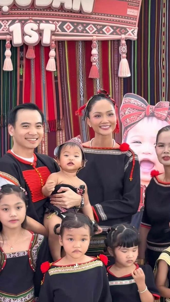 Không gian tiệc thôi nôi đậm chất văn hóa Ê-đê của con gái H'Hen Niê.