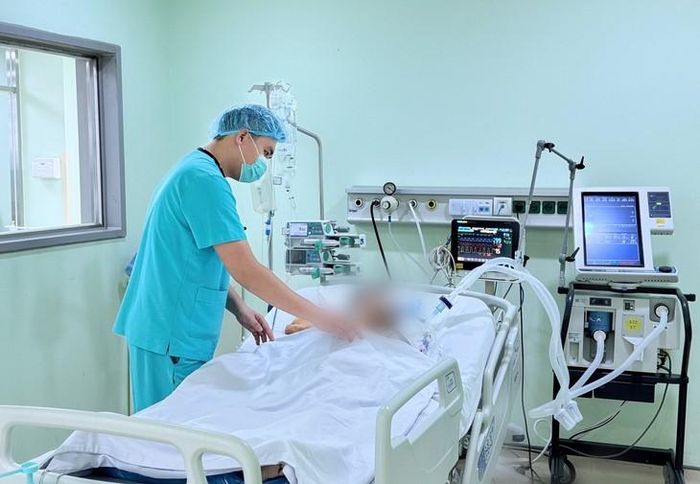 Tháng 2/2026, Khoa Hồi sức Nội khoa và Chống độc, Trung tâm Hồi sức tích cực, Bệnh viện 108 tiếp nhận một nam bệnh nhân 20 tuổi trong tình trạng hôn mê sâu, suy hô hấp và tổn thương phổi nặng (ảnh BV 108).