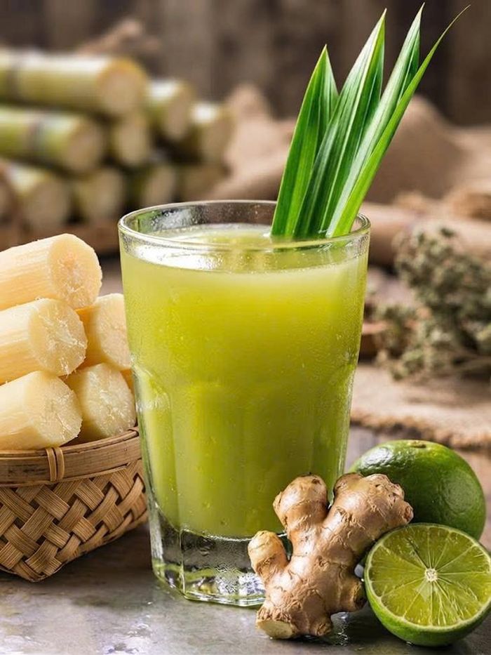 Thêm gừng vào nước mía giúp thức uống thơm, cay ấm hơn và bổ sung các hợp chất thực vật từ gừng.