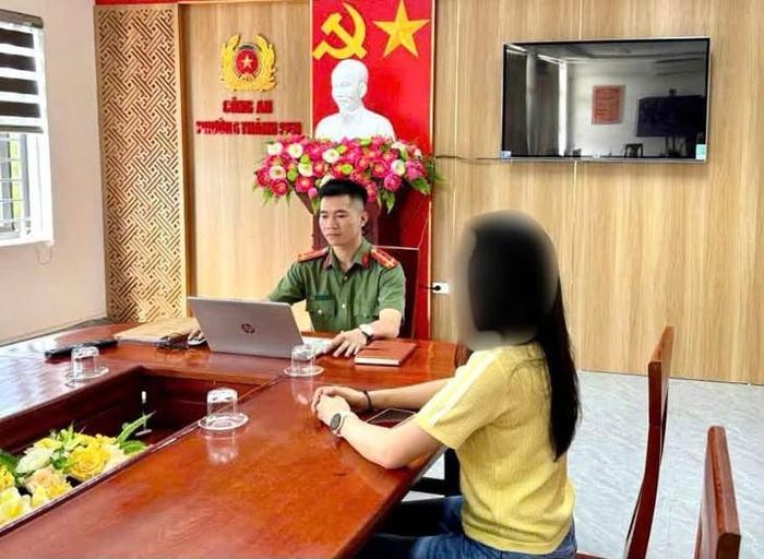 Công an làm việc với chị T. Ảnh: Công an.