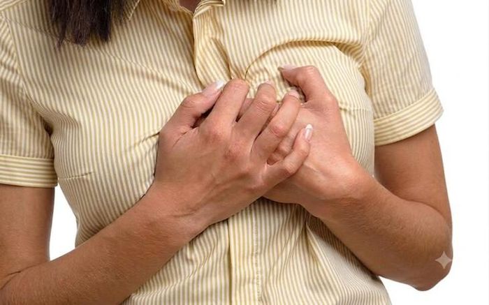 Không nên chủ quan nếu đau vú kéo dài hoặc không liên quan đến chu kỳ kinh. Ảnh minh họa AI