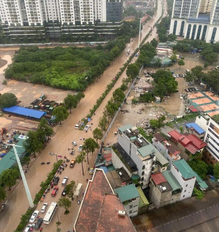 Nhiều khu vực và tuyến đường tại Hà Nội bị ngập sâu sau cơn mưa lớn kéo dài từ đêm 16/9 đến sáng 17/9. Nhiều phương tiện di chuyển khó khăn. Ảnh: TH