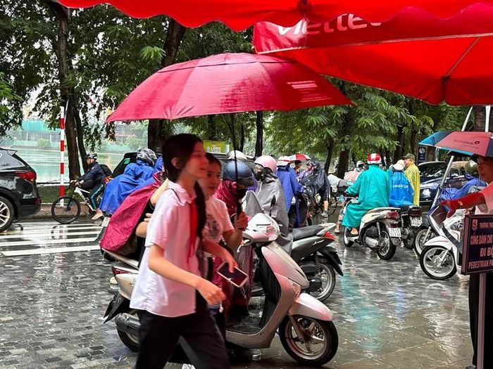 Nhiều trường học tại Hà Nội thông báo không trừ điểm đi muộn và hỗ trợ linh hoạt cho các gia đình bị ảnh hưởng bởi mưa ngập. Ảnh: GV