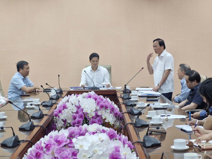 GS.TS Nguyễn Lân Việt - Phó Chủ tịch Thường trực bảo vệ, chăm sóc sức khỏe cán bộ Trung ương, Chủ tịch Hội đồng chuyên môn bảo vệ sức khỏe cán bộ miền Bắc, Chủ tịch Hội đồng về dự phòng, nâng cao sức khỏe, điều dưỡng, dinh dưỡng của Trung ương phát biểu. Ảnh: Trần Minh