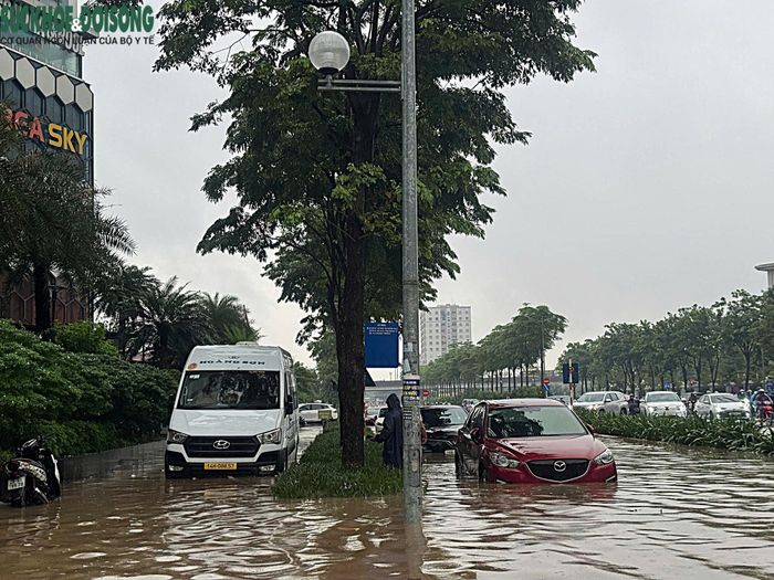 Tại đường Phạm Tu, nhiều vị trí nước dềnh sâu, có nơi nước dâng gần 1m. Nước dềnh khiến các phương tiện gặp nhiều khó khăn khi di chuyển, thậm chí có thời điểm phương tiện không thể lưu thông qua một số đoạn.