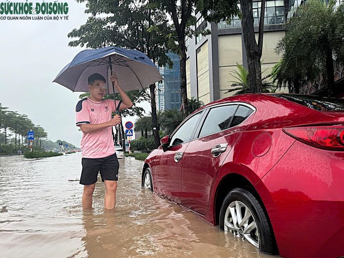 Chủ xe mang biển kiểm soát 20A-48XXX cho biết, ông không nghĩ chỉ sau một đêm, nước lại dâng cao và gây ngập nặng như vậy. Chiếc xe hiện đã có dấu hiệu bị nước ngập vào bên trong.