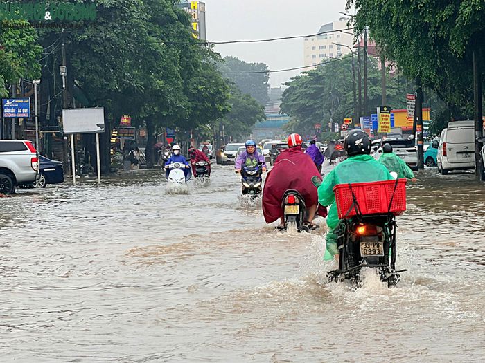 Báo cáo của Trung tâm Quản lý hạ tầng kỹ thuật thành phố Hà Nội đến 6h30 ghi nhận hàng loạt điểm nước tràn cao hơn mặt đường trên địa bàn. Trong đó, Tây Mỗ  khoảng 0,35m; Xuân Phương 0,35m; Phạm Hùng, Hoa Bằng, Trần Bình khoảng 0,3m; Phan Văn Trường 0,3m; Nguyễn Trác tại chân cầu HH2 ngập 0,3m. (Hình ảnh ghi nhận tại Tây Mỗ lúc 7h15 sáng 17/9)
