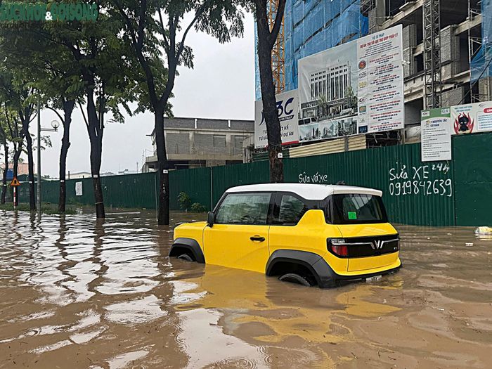 Thông tin từ Sở Xây dựng Hà Nội, một số nơi xuất hiện mức nước dềnh phổ biến từ 0,1-0,25m như Triều Khúc, Yên Xá, Ngọc Hồi, Chiến Thắng, Tổng cục V Tân Triều, Đường 32 đoạn cổng chào An Khánh, Văn Tiến Dũng - Quốc lộ 32 và nhiều tuyến đường thuộc khu vực Hà Đông.