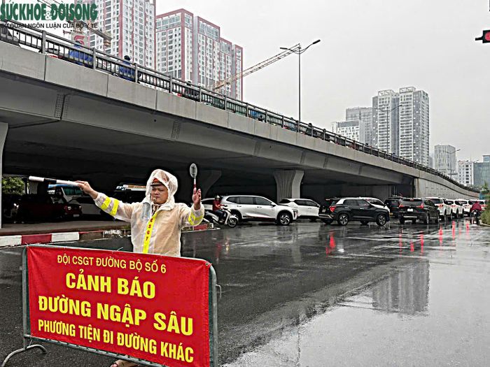 Trong thời điểm mưa, các lực lượng được bố trí ứng trực tại hiện trường, tổ chức cảnh báo, phân luồng giao thông, vớt rác tại các ga thu, khơi thông dòng chảy, mở cửa phai hồ điều hòa và vận hành các trạm bơm đầu mối.