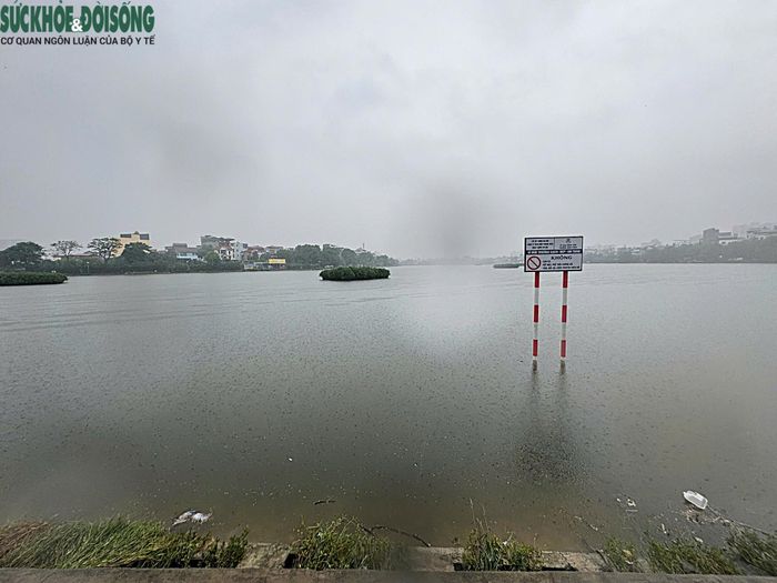 Khu vực hồ Định Công ghi nhận mực nước dâng cao, nhiều vị trí nước lên sát mặt đường.