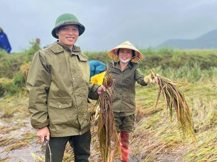 Lúa được nhanh chóng thu gom, vận chuyển về nơi an toàn để hạn chế thiệt hại do ngâm nước. Ảnh: Công an Kỳ Anh.