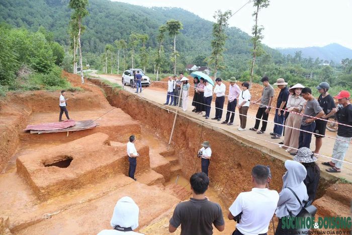 Tháng 4/2026, trong lúc đào đất trồng cây, người dân phát hiện dấu tích vòm cuốn của một ngôi mộ gạch tại Rú Bụt, xã Kim Liên, Nghệ An. Ảnh: CSCC