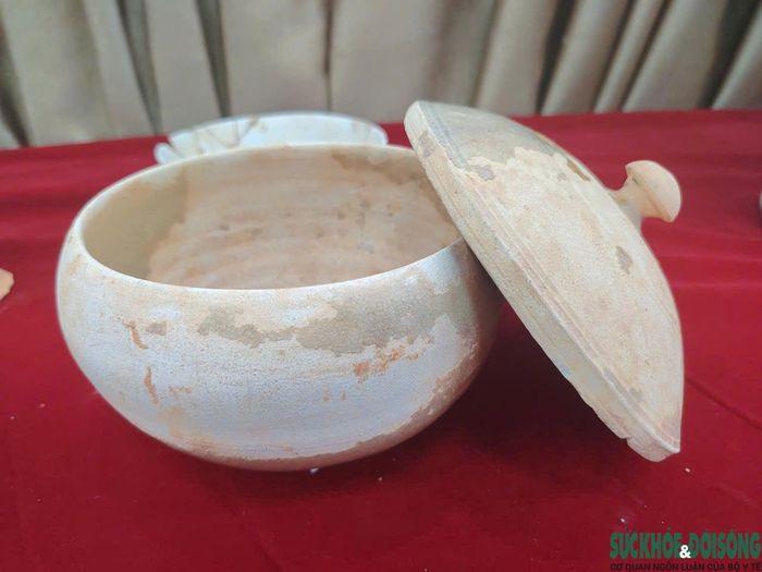 Di vật thu được qua khai quật gồm đồ gốm, đồ sành, thủy tinh và kim loại; phần lớn hiện vật được phát hiện trong lòng các ngôi mộ. Ảnh: Song Hoàng