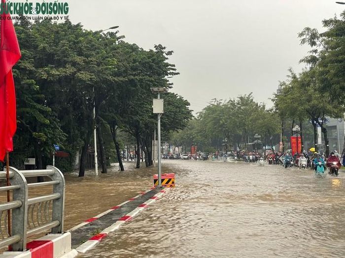 Đường Trịnh Văn Bô, tình trạng ngập được ghi nhận ở một số vị trí. Nước ngập trên mặt đường khiến xe máy, ô tô và người đi bộ gặp khó khăn khi di chuyển. Các phương tiện phải giảm tốc độ, tìm cách đi qua những khu vực có mực nước thấp hơn. Ảnh: Phúc Đức