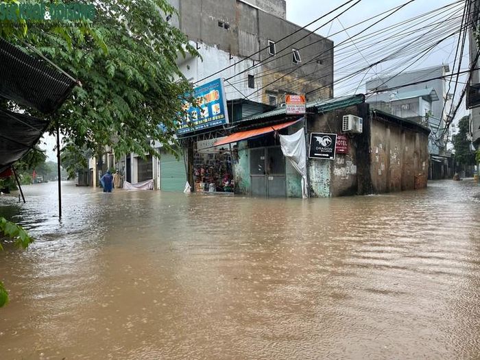 Sau trận mưa lớn kéo dài, sáng 17/9, theo ghi nhận của phóng viên Báo Sức khoẻ và Đời sống, nhiều khu vực phía Tây Hà Nội xuất hiện tình trạng ngập úng, gây khó khăn cho việc đi lại và ảnh hưởng đáng kể đến sinh hoạt của người dân. Ảnh: Phúc Đức
