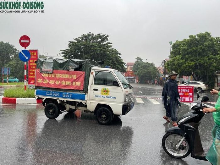 Lực lượng chức năng phường Tây Mỗ đã dựng hàng rào barie, đặt biển để cảnh báo người dân. Ảnh: Phúc Đức