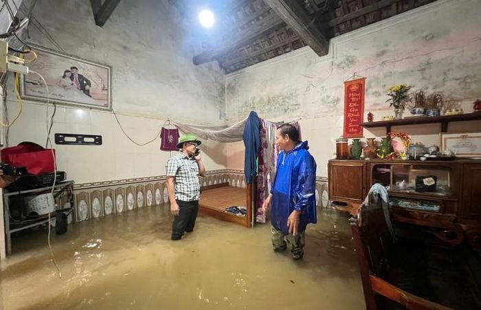 Lực lượng chức năng xã Nông Cống hỗ trợ các hộ dân bị ngập. Ảnh: Ngọc Hưng.