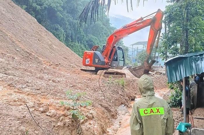 Lực lượng chức năng xử lý những điểm sạt lở. Ảnh. UBND xã Quan Sơn.