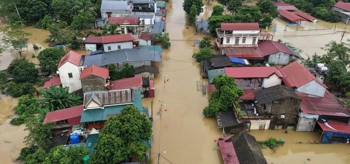 Nước sông Bưởi dâng cao khiến hàng trăm hộ dân ở xã Thành Vinh và xã Kim Tân ngập sâu trong nước. Ảnh: CTV.