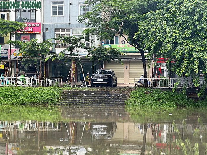 Theo số liệu ghi nhận, mực nước tại một số tuyến sông trên địa bàn Hà Nội đang ở mức cao. Cụ thể, sông Tô Lịch tại khu vực Hoàng Quốc Việt ở mức 5,27m; tại Đập Thanh Liệt, mực nước Tô Lịch là 4,62m, sông Hồng Lịch (HL) 5,49m.Tại sông Nhuệ, mực nước ở trạm bơm Đồng Bông 1 là 5,38m, khu vực cầu Hà Đông ở mức 5,28m. Sông Cầu Bây tại đập Trại Lợn ở mức 4,1m.