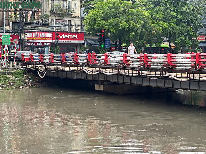 Hiện trạng mực nước khu vực cầu Lủ bắc qua sông Tô Lịch vào sáng 17/9.