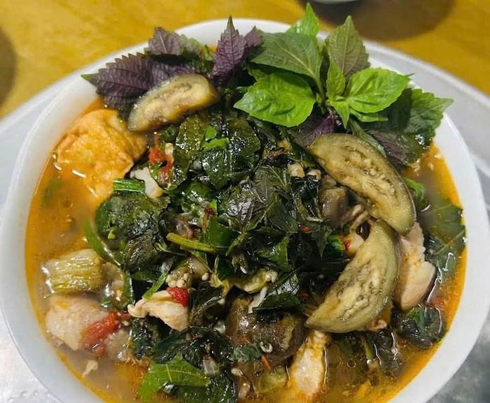 Canh cà bung lá lốt, tía tô đưa cơm ngày mưa lạnh.