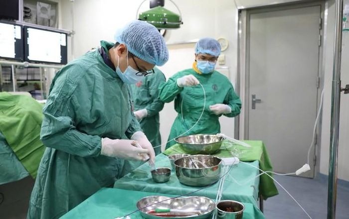 Các bác sĩ thực hiện liên tiếp các kỹ thuật hiện đại, giúp tái thông mạch máu não. Ảnh: BVCC