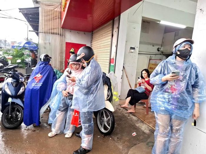 Nhiều người phải "chờ đợi" tại điểm ngập để tìm phương án khác. Ảnh: QM