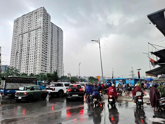 Một số đoạn đường ùn ứ kéo dài do mưa to. Ảnh: QM