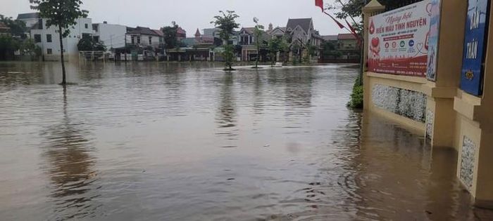 Nước lũ dâng cao tràn vào khu vực phòng học tại phân hiệu Trường Tiểu học Hoàng Mai 1, sáng 17/9. Ảnh: CTV.