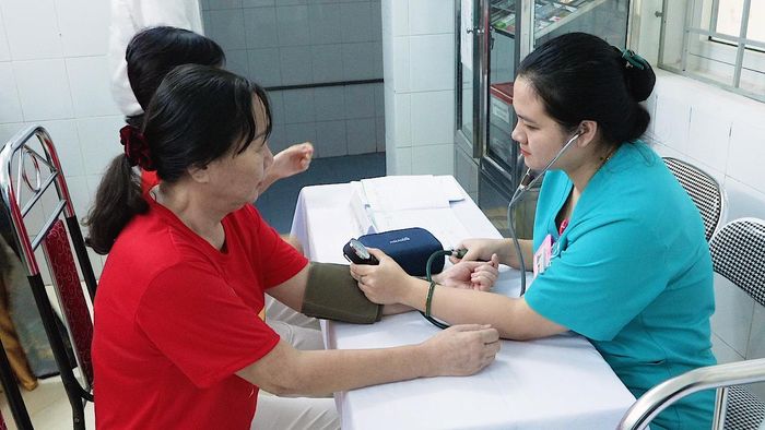 Mô hình bán trú ban ngày (sáng đến, chiều về, kết hợp giữa y tế - phục hồi chức năng và sinh hoạt cộng đồng tại trạm y tế dôi dư) là một cách làm hoàn toàn mới của Hà Nội nhằm thích ứng với già hóa dân số.